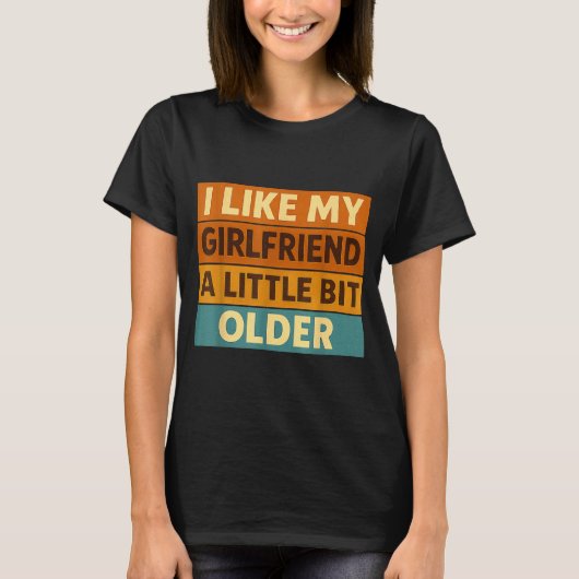 I Like My Girlfriend A Little Bit Older Funny Sayi Tシャツ (正面)