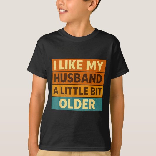 I Like My Husband A Little Bit Older Funny Saying  Tシャツ (正面)