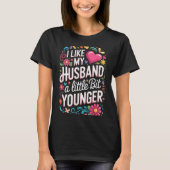 I Like My Husband A Little Bit Younger Funny Husba Tシャツ (正面)