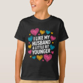 I Like My Husband A Little Bit Younger Funny Sayin Tシャツ (正面)