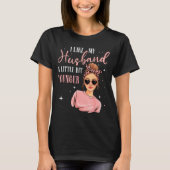 I Like My Husband A Little Bit Younger Funny Sayin Tシャツ (正面)