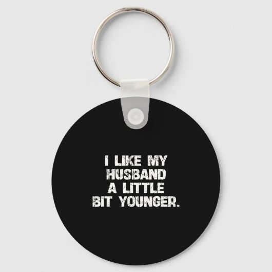 I Like My Husband A Little Bit Younger Funny Scy W キーホルダー (正面)