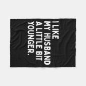 I Like My Husband A Little Bit Younger Funny Wife  フリースブランケット (正面(横))