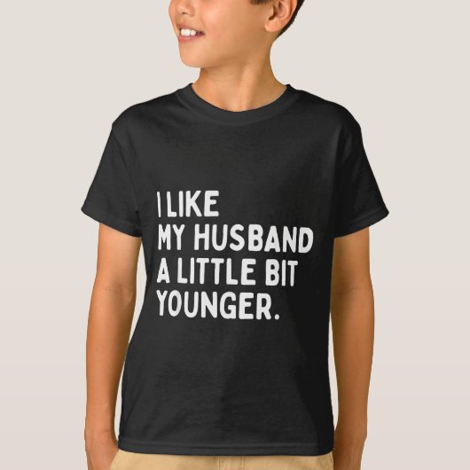 I Like My Husband A Little Bit Younger Funny Wife  Tシャツ (正面)