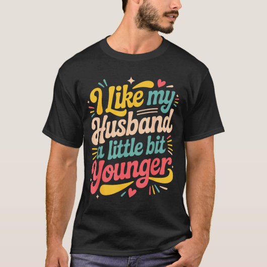 I Like My Husband A Little Bit Younger Funny Women Tシャツ (正面)