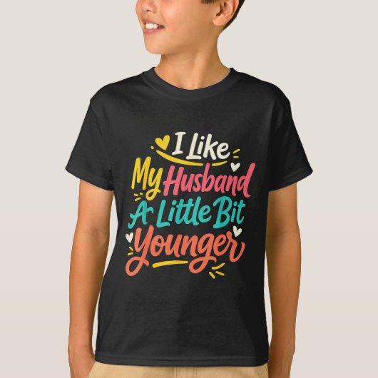 I Like My Husband A Little Bit Younger Funny Women Tシャツ (正面)