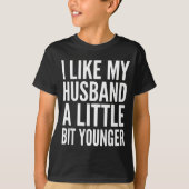 I Like My Husband Little Bit Younger Funny Present Tシャツ (正面)