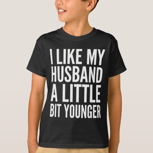 I Like My Husband Little Bit Younger Funny Present Tシャツ (正面)