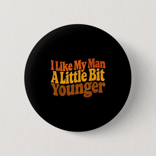 I Like My Man A Little Bit Younger Funny Romantic 缶バッジ (正面)