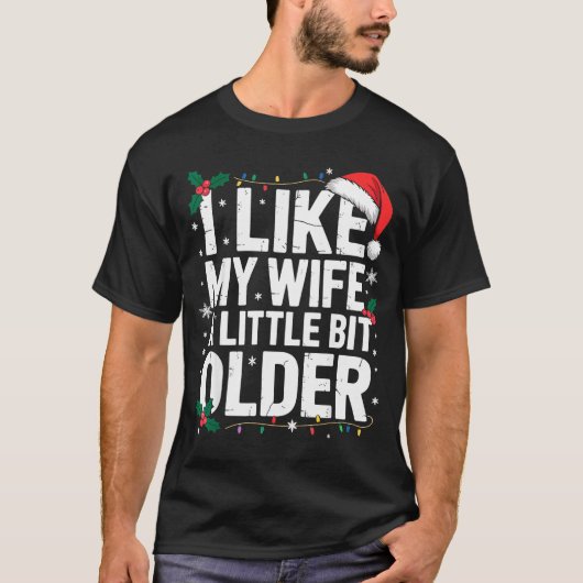 I Like My Wife A Little Bit Older Funny Husband Ch Tシャツ (正面)