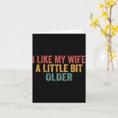 I Like My Wife A Little Bit Older Funny Husband Sa カード (黄色い花)