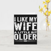 I Like My Wife A Little Bit Older Funny Saying Wom カード (黄色い花)