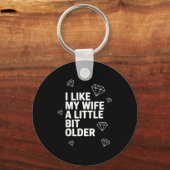 I Like My Wife A Little Bit Older Funny Saying Wom キーホルダー (正面)