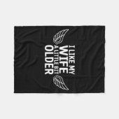 I Like My Wife A Little Bit Older Funny Saying Wom フリースブランケット (正面(横))