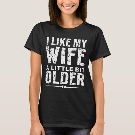 I Like My Wife A Little Bit Older Funny Saying Wom Tシャツ (正面)