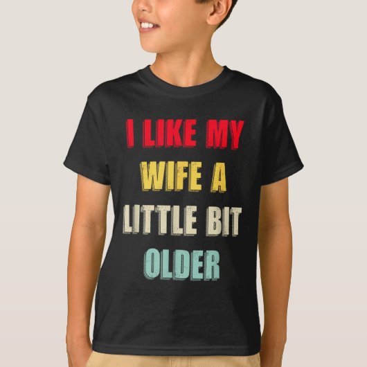 I Like My Wife A Little Bit Older Funny Saying Wom Tシャツ (正面)