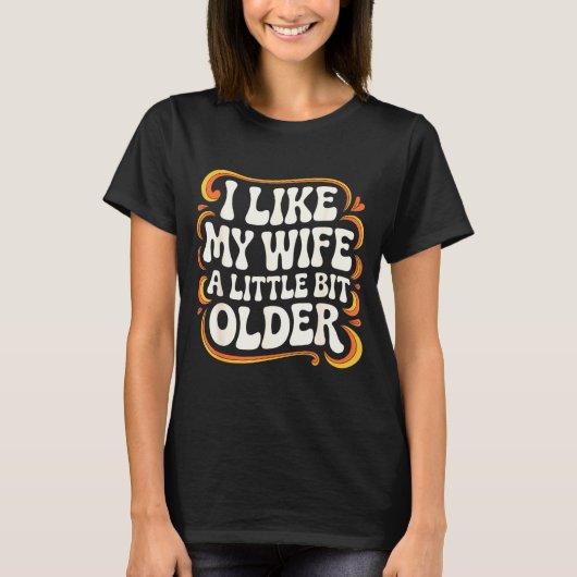 I Like My Wife A Little Bit Older Groovy Marriage  Tシャツ (正面)