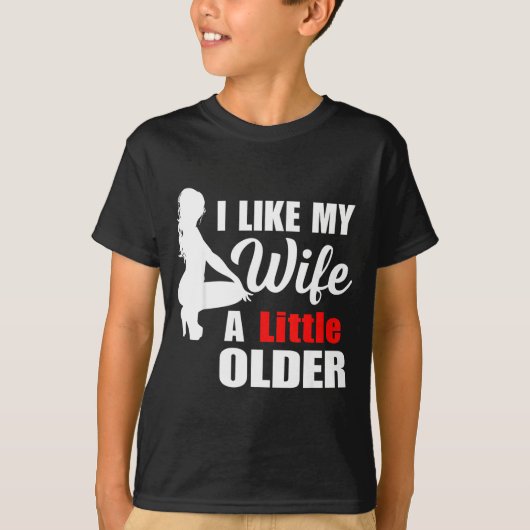 I Like My Wife Retro A Little Older Sarcastic Suse Tシャツ (正面)