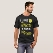 I Like Tennis And Maybe 3 People Funny Tennis Tシャツ (正面フル)