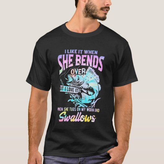 I Like When She Bends Over Fishing Fishermen Tシャツ (正面)