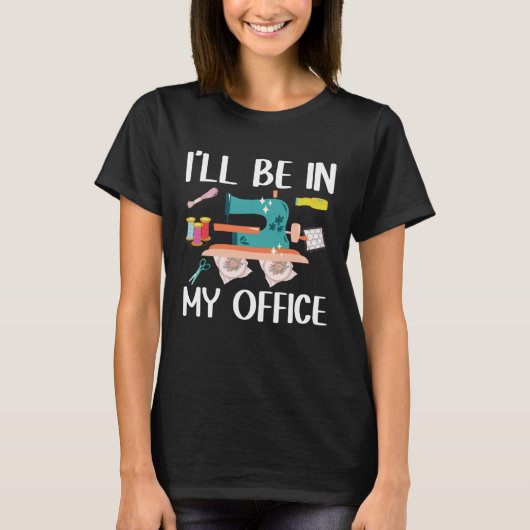 I ll Be In My Office Seamstress Quilting Sewing Tシャツ (正面)