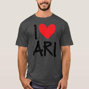 I Love Ari Name パーソナライズされた Men Guy BFF Friend Tシャツ