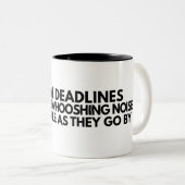 I Love Deadlines Whooshing Noise Funny Office Mug ツートーンマグカップ (正面右)