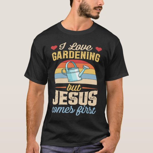 I Love Gardening But Jesus Comes First Christian Tシャツ (正面)