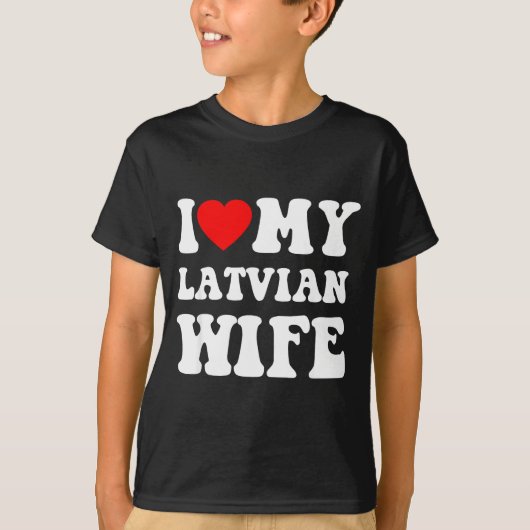I Love My Latvian Wife Funny For Men Women  Tシャツ (正面)