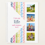 I Love my Life Photo Collage - Water カラフル Color プランナー手帳<br><div class="desc">このカラフルとスタイリッシュプランナーは、自分の写真と写真文字を追加する準備ができてカスタムいる。テンプレートは8枚の写真（前面に4枚、背面に4枚）を追加できるように設定されている。また、サンプル文字を編集することもでき読る。これは現在「私の人生と中の誰もが大好き」だ。前後のカバーは更に青とピンクと緑と黄色の色合いの水の色の三角形の幾何学的なパターンを持つ。当店で代替品や調整スタイルを探して下さい。</div>