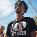 I Love My Queenハート写真ボーイフレンド Tシャツ<br><div class="desc">ユーモアとハートを私たちの'I Love My Queen'フォトボーイフレンドおもしろいギフトTシャツと一緒に持って来なさい。このおもしろいデザインは、彼の誕生日、記念日、または愛の自発的なジェスチャーであるかどうかに関係なく、理想的な贈り物を作る。ハートを袖に衣服させ（文字通り）、笑いのtouchで彼の崇拝を披露しよう。この1種類の祝Tシャツで、パーソナライズ、驚き、あなたの特別なつながり。</div>