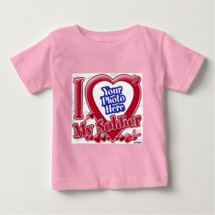 I Love My Soldier赤いハート – 写真 ベビーTシャツ