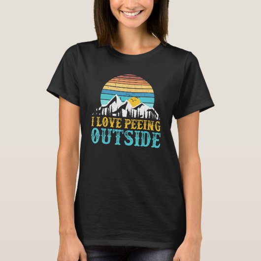 I Love Peeing Outside Camping Hiking  Retro Sunset Tシャツ (正面)