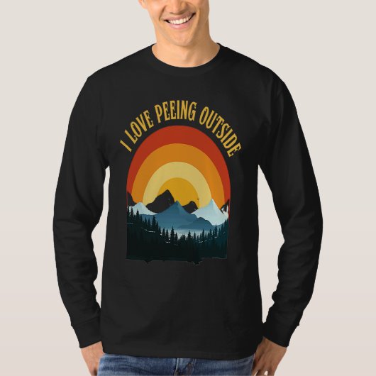 I love peeing outside funny hiking camping lovers tシャツ (正面)