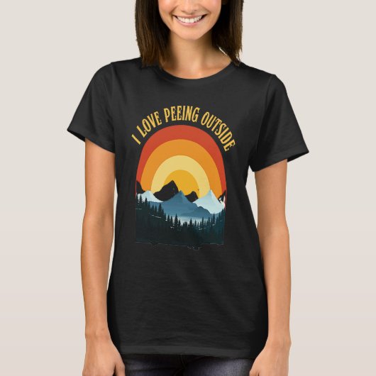 I love peeing outside funny hiking camping lovers tシャツ (正面)
