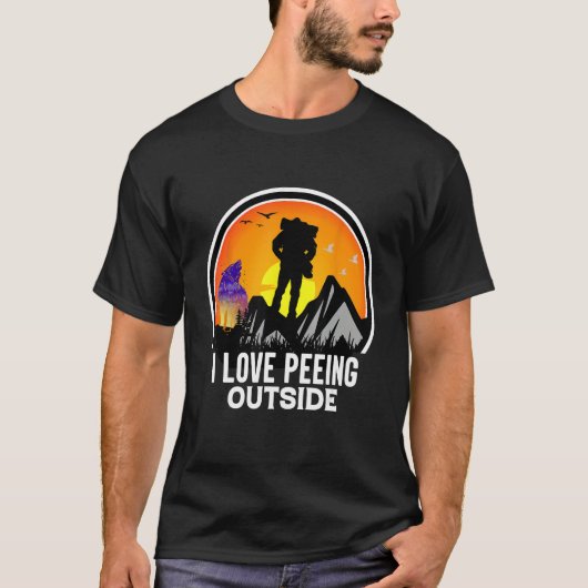I Love Peeing Outside Hiking Sunset Retro Outdoor Tシャツ (正面)