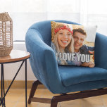 I Love You Boyer Gift Photo クッション<br><div class="desc">私表現の"愛あなた"ボーイフレンドのギフト写真装飾用クッションとの愛を共有した大切な瞬間を思い出させるすべてのハグ。この枕は、あなたの愛情のためのキャンバスでカスタム、正面と背面の両方であなたのボーイフレンドの写真を取り上げ、連続した視覚的なラブストーリーを作成する。「愛してる」という永遠のメッセージは、枕の布に感傷的な言葉を織り込んだエレガントに表示されている。飾り気のアクセントというだけでなく、大切に抱き締め固め、抱き締められるような愛の象徴でもある。このパーソナライズされた装飾用クッションはあなたの感覚の暖かさの中にあなたのボーイフレンドを包み込む完璧な方法であり、一緒に、または離れて過ごすすべての瞬間を忘れられない。</div>