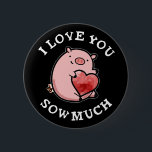 I Love You Sow Much Funny Pig Pun Dark BG 缶バッジ<br><div class="desc">I Love You Sow Much Funny Pig Pun features a cute pig holding a heart and telling you he loves you so much. Perfect pun gift for family and friends who love cute pig puns.</div>