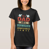 I m A Dad And A Dishwasher Nothing Scares Me Tシャツ (正面)