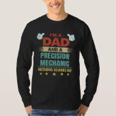 I m A Dad And A Precision Mechanic Nothing Scares  Tシャツ (正面)