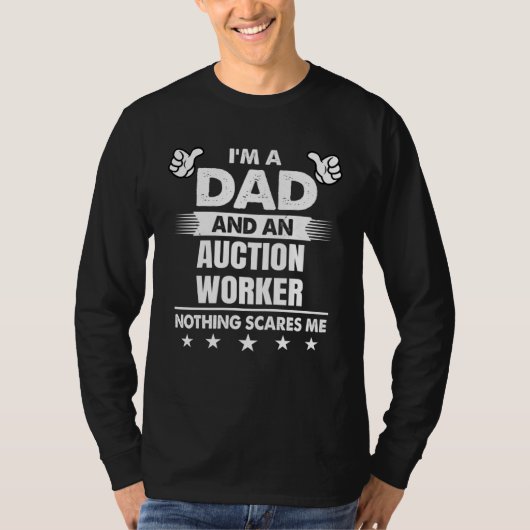 I m A Dad And An Auction Worker Nothing Scares Me Tシャツ (正面)