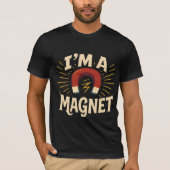 I’m a Magnet Tshirt – Funny Retro Graphic Print  Tシャツ (正面)