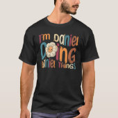 I m Daniel Doing Daniel Things Groovyレトロダニエル Tシャツ (正面)