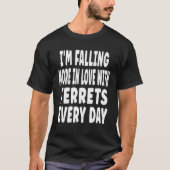 I m Falling More In Love With Ferrets Every Day Tシャツ (正面)