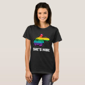 I m Hers Rainbow Lesbian Couple LGBT Pride Matchin Tシャツ (正面フル)