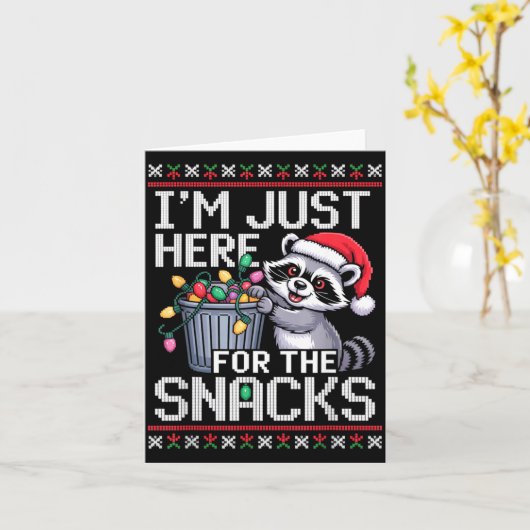 I’m Just Here For The Snacks Raccoon Christmas Ugl カード (黄色い花)