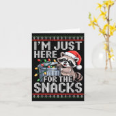 I’m Just Here For The Snacks Raccoon Christmas Ugl カード (黄色い花)