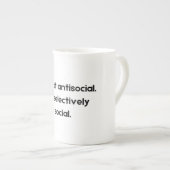 I’m Not Antisocial — I’m Selectively Social | Funn ボーンチャイナマグカップ (正面右)