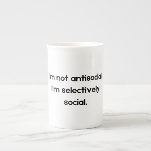 I’m Not Antisocial — I’m Selectively Social | Funn ボーンチャイナマグカップ (正面)