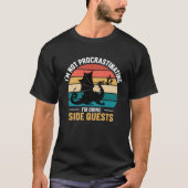 I m not procrastinating i m doing side quests tシャツ (正面)